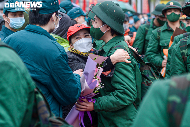 Ảnh: Khoảnh khắc lễ chia tay xúc động của các tân binh lên đường nhập ngũ - 7