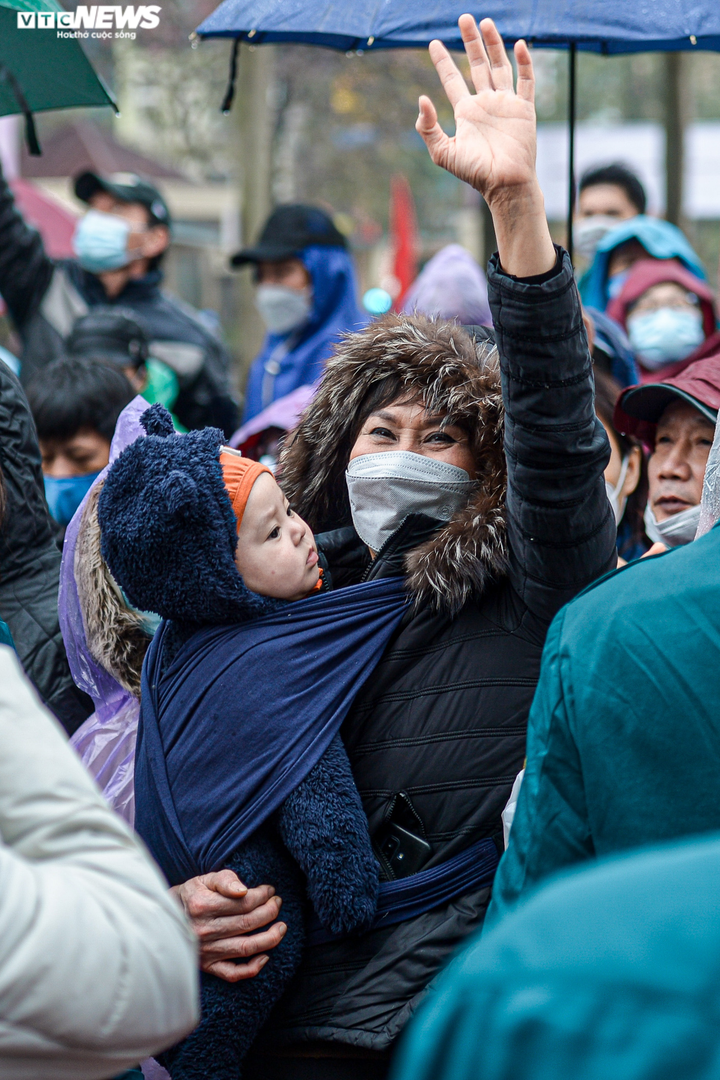 Ảnh: Khoảnh khắc lễ chia tay xúc động của các tân binh lên đường nhập ngũ - 8