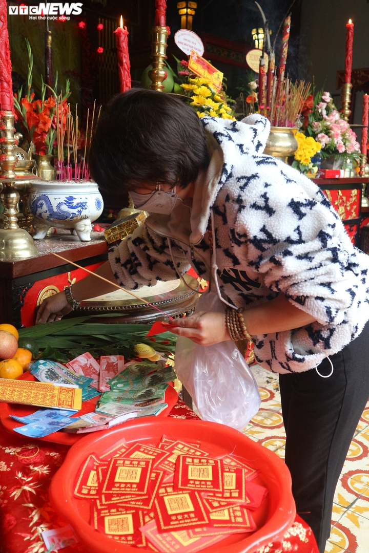 Ảnh: Người dân đội mưa xếp hàng chờ vía chùa Ông ở phố cổ Hội An - 5