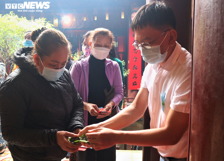 Ảnh: Người dân đội mưa xếp hàng chờ vía chùa Ông ở phố cổ Hội An - 6