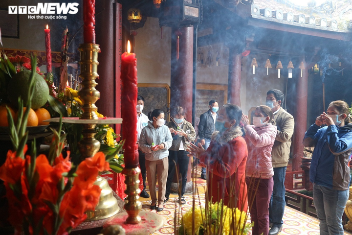 Ảnh: Người dân đội mưa xếp hàng chờ vía chùa Ông ở phố cổ Hội An - 7