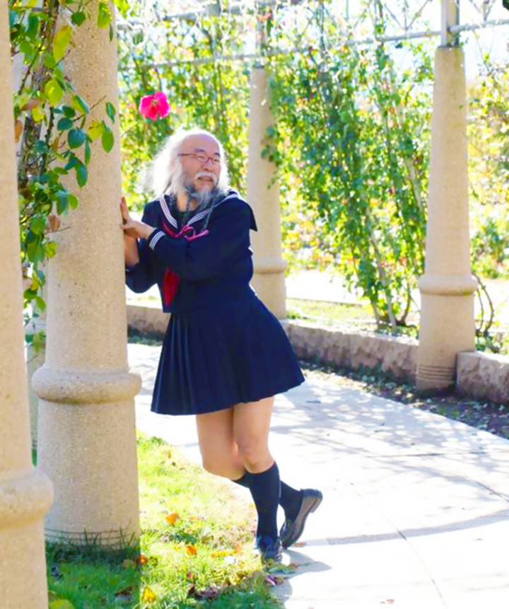 Chuyện đời ‘nữ sinh' nổi tiếng nhất TG: 60 tuổi vẫn nhắng nhít, khuấy đảo MXH - 9