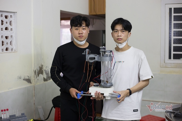 Robot lấy mẫu xét nghiệm COVID-19 giá 20 triệu đồng của học sinh lớp 11 - 1