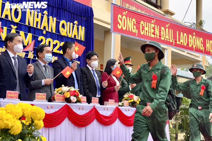 Ảnh: Khoảnh khắc lễ chia tay xúc động của các tân binh lên đường nhập ngũ - 18
