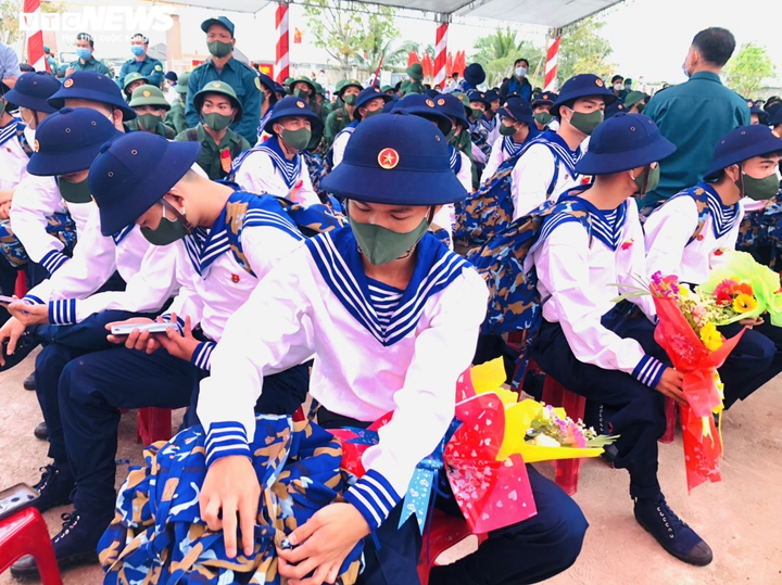 Ảnh: Khoảnh khắc lễ chia tay xúc động của các tân binh lên đường nhập ngũ - 20