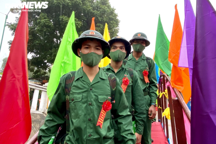 Ảnh: Khoảnh khắc lễ chia tay xúc động của các tân binh lên đường nhập ngũ - 19