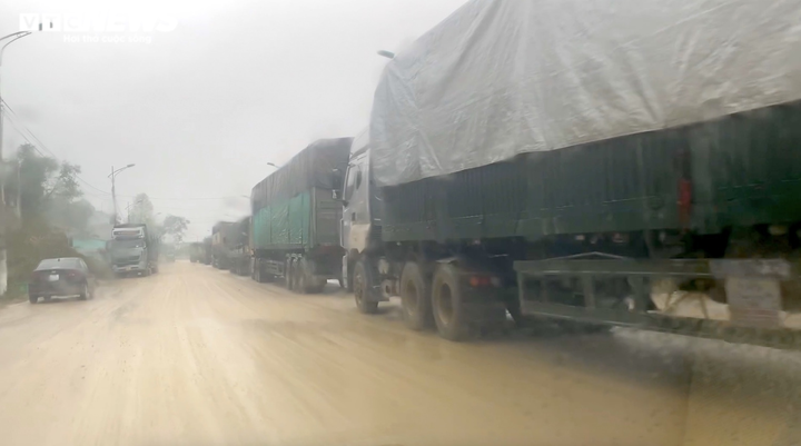 Ảnh: Hơn 1.900 container xếp hàng trong mưa, chờ thông quan ở cửa khẩu Lạng Sơn - 6