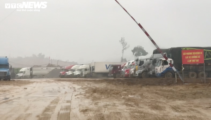 Ảnh: Hơn 1.900 container xếp hàng trong mưa, chờ thông quan ở cửa khẩu Lạng Sơn - 11