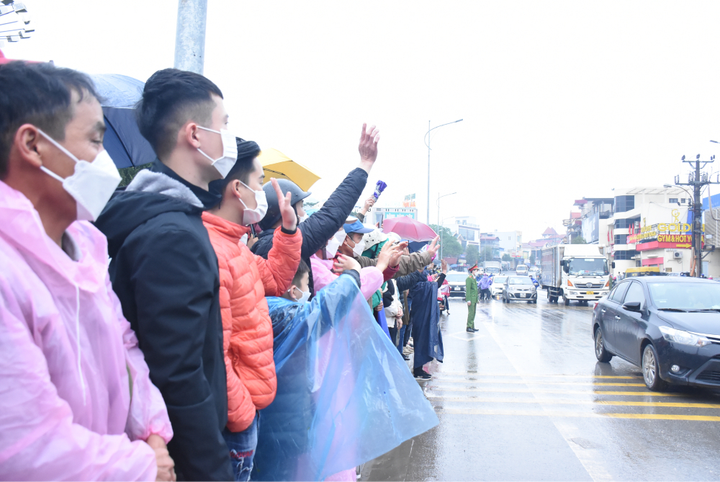 Ảnh: Khoảnh khắc lễ chia tay xúc động của các tân binh lên đường nhập ngũ - 14