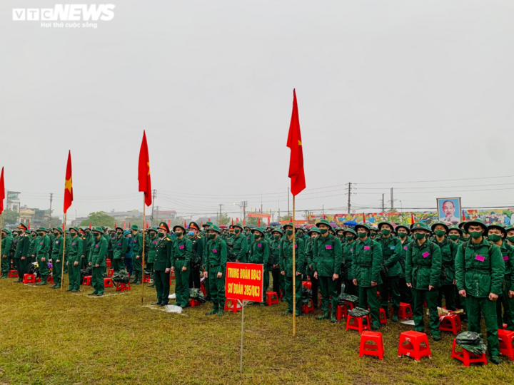 Ảnh: Khoảnh khắc lễ chia tay xúc động của các tân binh lên đường nhập ngũ - 16