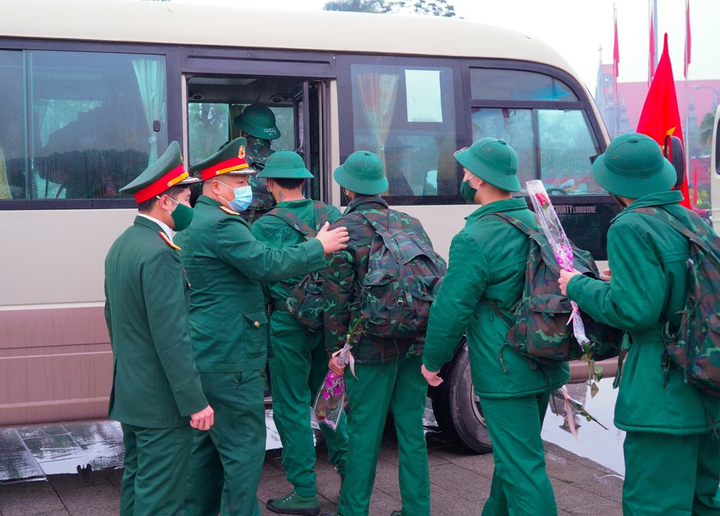 Ảnh: Khoảnh khắc lễ chia tay xúc động của các tân binh lên đường nhập ngũ - 12