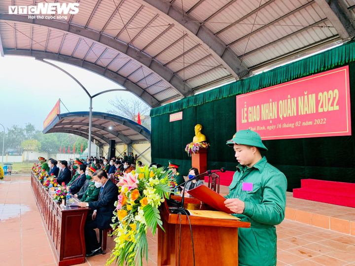 Ảnh: Khoảnh khắc lễ chia tay xúc động của các tân binh lên đường nhập ngũ - 17