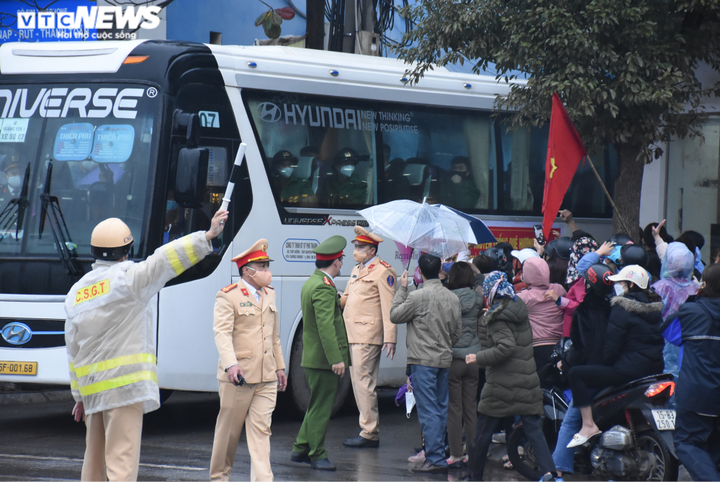 Ảnh: Khoảnh khắc lễ chia tay xúc động của các tân binh lên đường nhập ngũ - 13