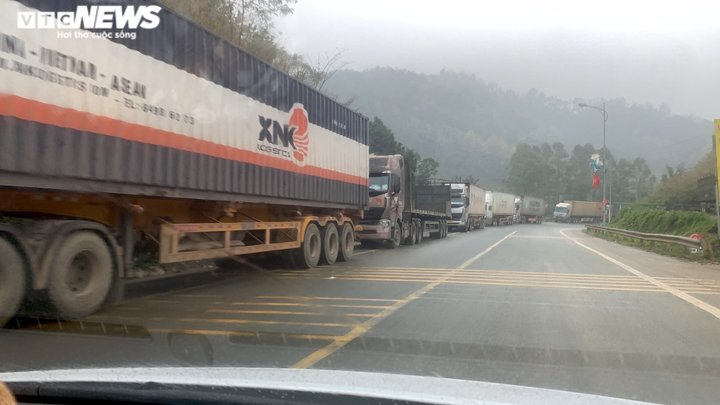 Ảnh: Hơn 1.900 container xếp hàng trong mưa, chờ thông quan ở cửa khẩu Lạng Sơn - 5
