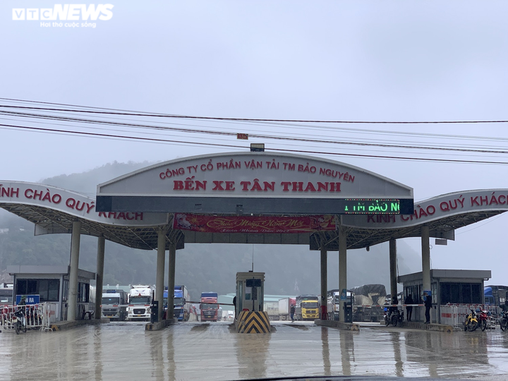 Ảnh: Hơn 1.900 container xếp hàng trong mưa, chờ thông quan ở cửa khẩu Lạng Sơn - 10