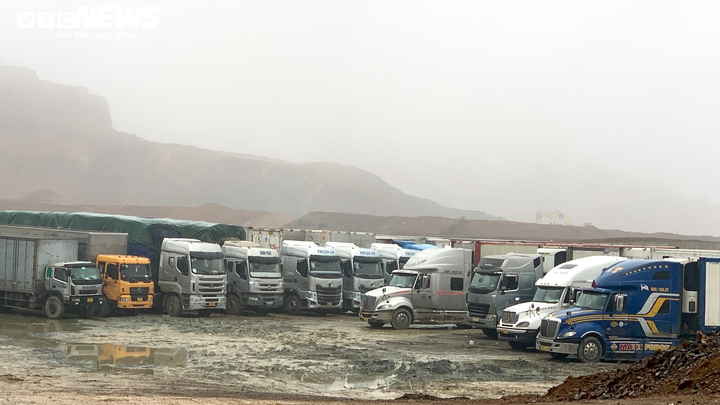 Ảnh: Hơn 1.900 container xếp hàng trong mưa, chờ thông quan ở cửa khẩu Lạng Sơn - 2