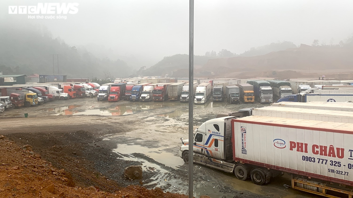 Ảnh: Hơn 1.900 container xếp hàng trong mưa, chờ thông quan ở cửa khẩu Lạng Sơn - 3