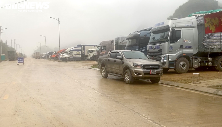 Ảnh: Hơn 1.900 container xếp hàng trong mưa, chờ thông quan ở cửa khẩu Lạng Sơn - 4