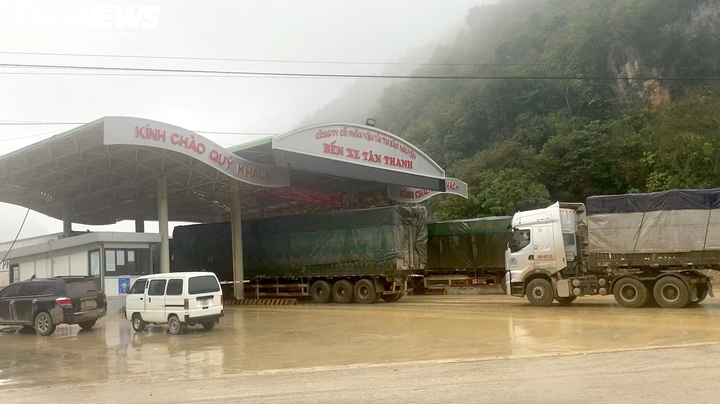 Ảnh: Hơn 1.900 container xếp hàng trong mưa, chờ thông quan ở cửa khẩu Lạng Sơn - 8