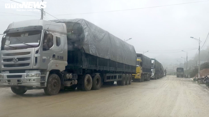 Ảnh: Hơn 1.900 container xếp hàng trong mưa, chờ thông quan ở cửa khẩu Lạng Sơn - 9