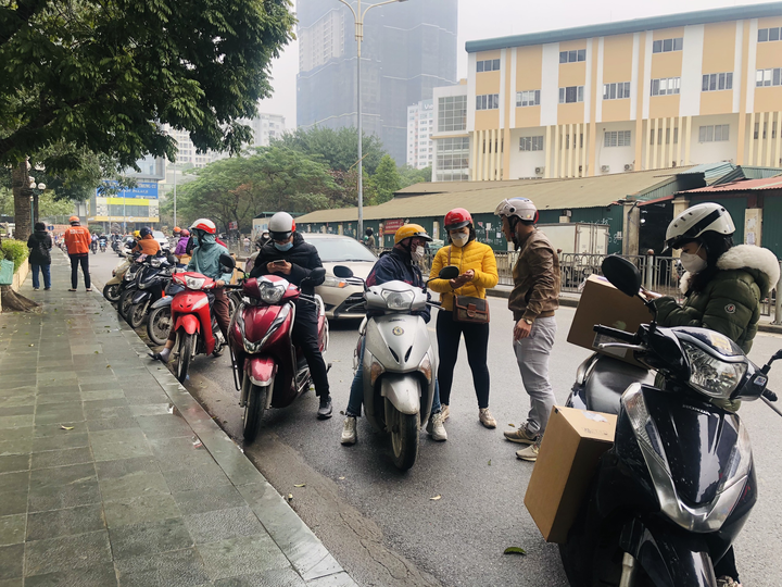 Chợ thuốc Hapulico đòi 'giấy thông hành', dân xếp hàng chờ mua kit test COVID-19 - 4