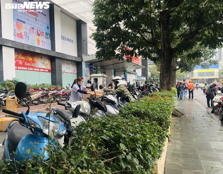 Chợ thuốc Hapulico đòi 'giấy thông hành', dân xếp hàng chờ mua kit test COVID-19 - 9