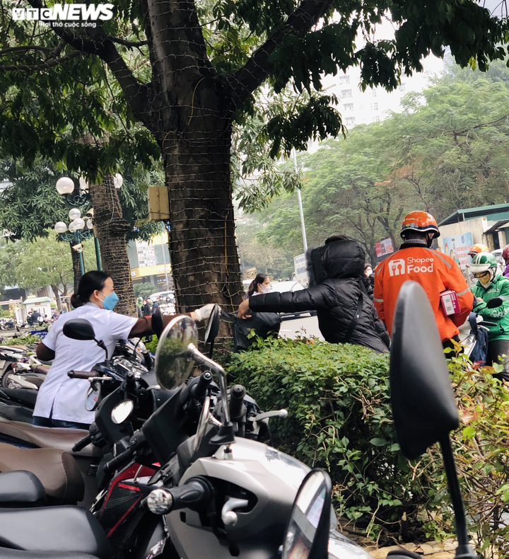 Chợ thuốc Hapulico đòi 'giấy thông hành', dân xếp hàng chờ mua kit test COVID-19 - 5