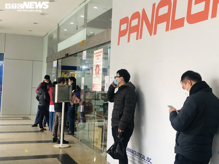 Chợ thuốc Hapulico đòi 'giấy thông hành', dân xếp hàng chờ mua kit test COVID-19 - 2