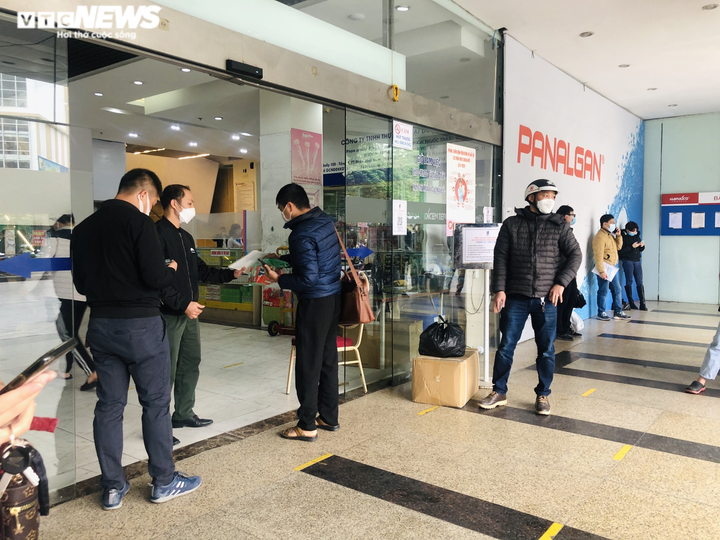 Chợ thuốc Hapulico đòi 'giấy thông hành', dân xếp hàng chờ mua kit test COVID-19 - 1