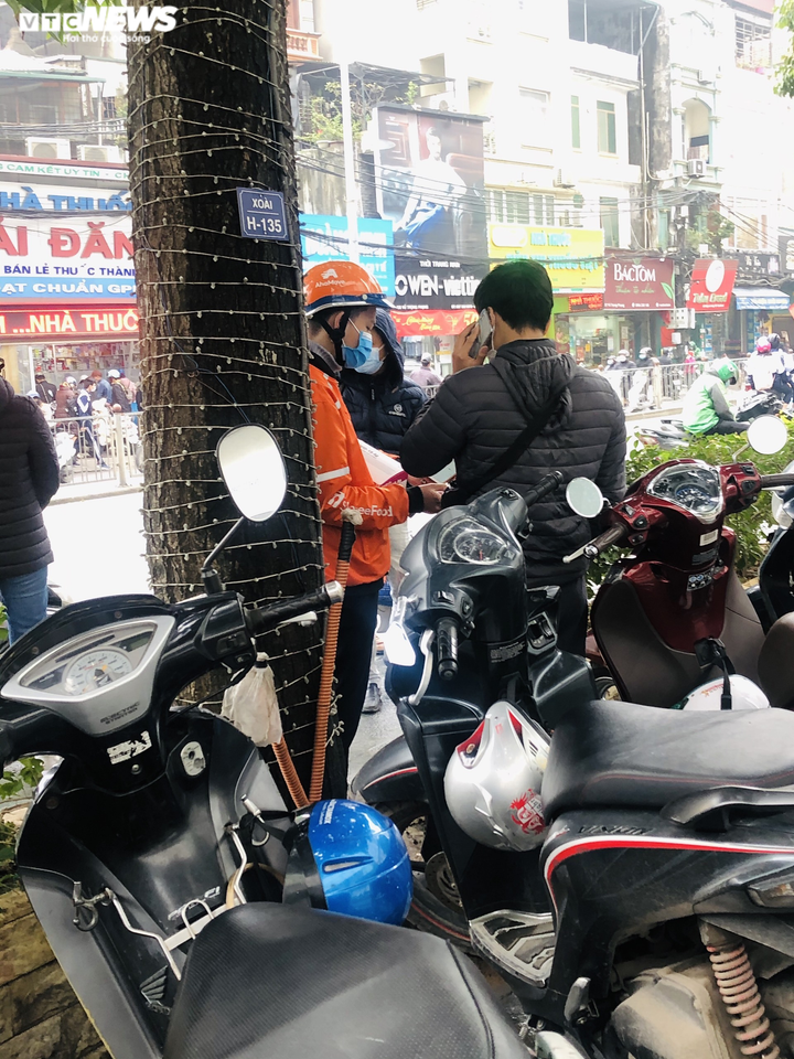 Chợ thuốc Hapulico đòi 'giấy thông hành', dân xếp hàng chờ mua kit test COVID-19 - 8