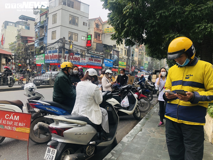 Chợ thuốc Hapulico đòi 'giấy thông hành', dân xếp hàng chờ mua kit test COVID-19 - 6