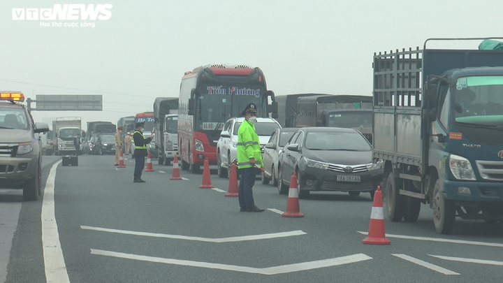 Xe khách chở 10 người bốc cháy dữ dội trên cao tốc Pháp Vân - Cầu Giẽ - 2