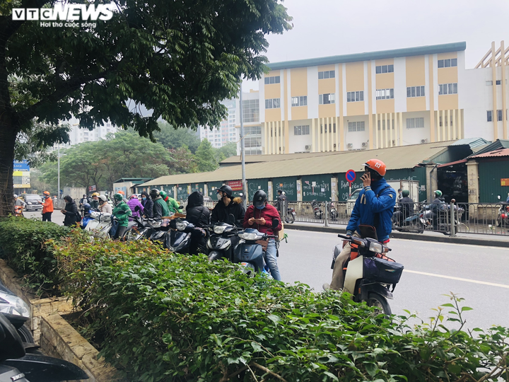Chợ thuốc Hapulico đòi 'giấy thông hành', dân xếp hàng chờ mua kit test COVID-19 - 10