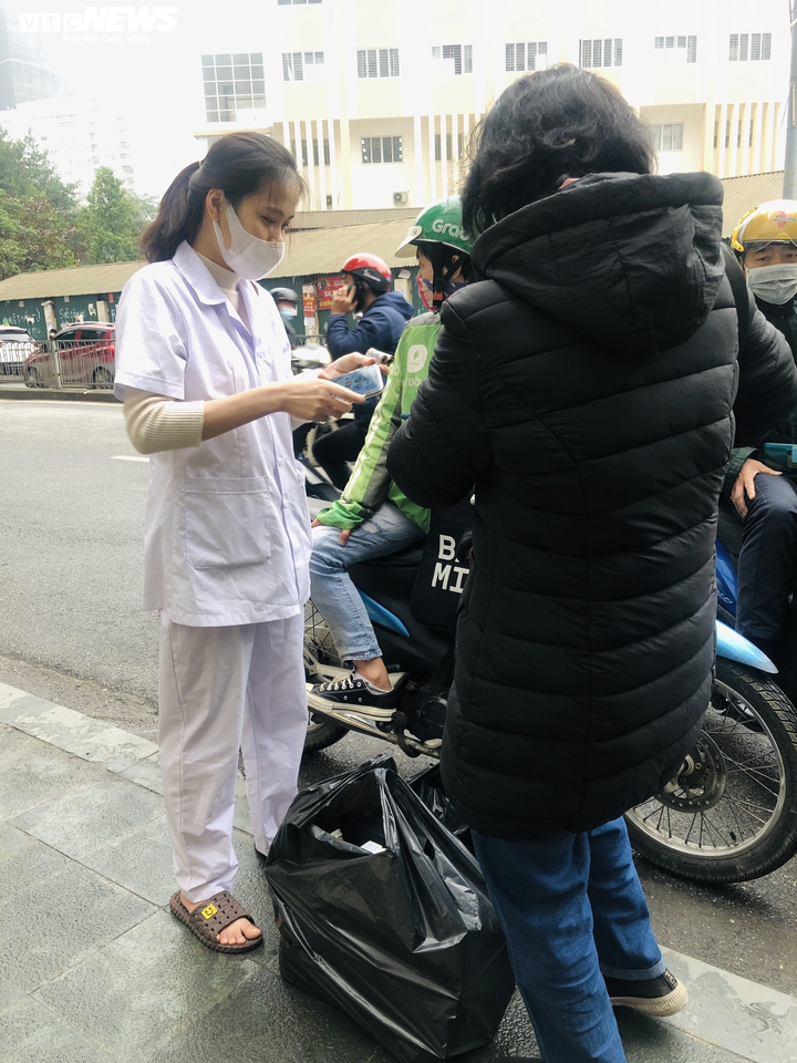 Chợ thuốc Hapulico đòi 'giấy thông hành', dân xếp hàng chờ mua kit test COVID-19 - 7