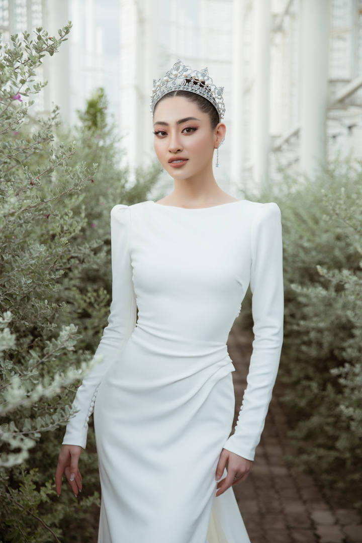 Hoa hậu Lương Thùy Linh đội vương miện 3 tỷ đồng, diện váy cưới 6.000 USD - 8