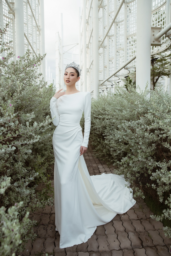 Hoa hậu Lương Thùy Linh đội vương miện 3 tỷ đồng, diện váy cưới 6.000 USD - 7
