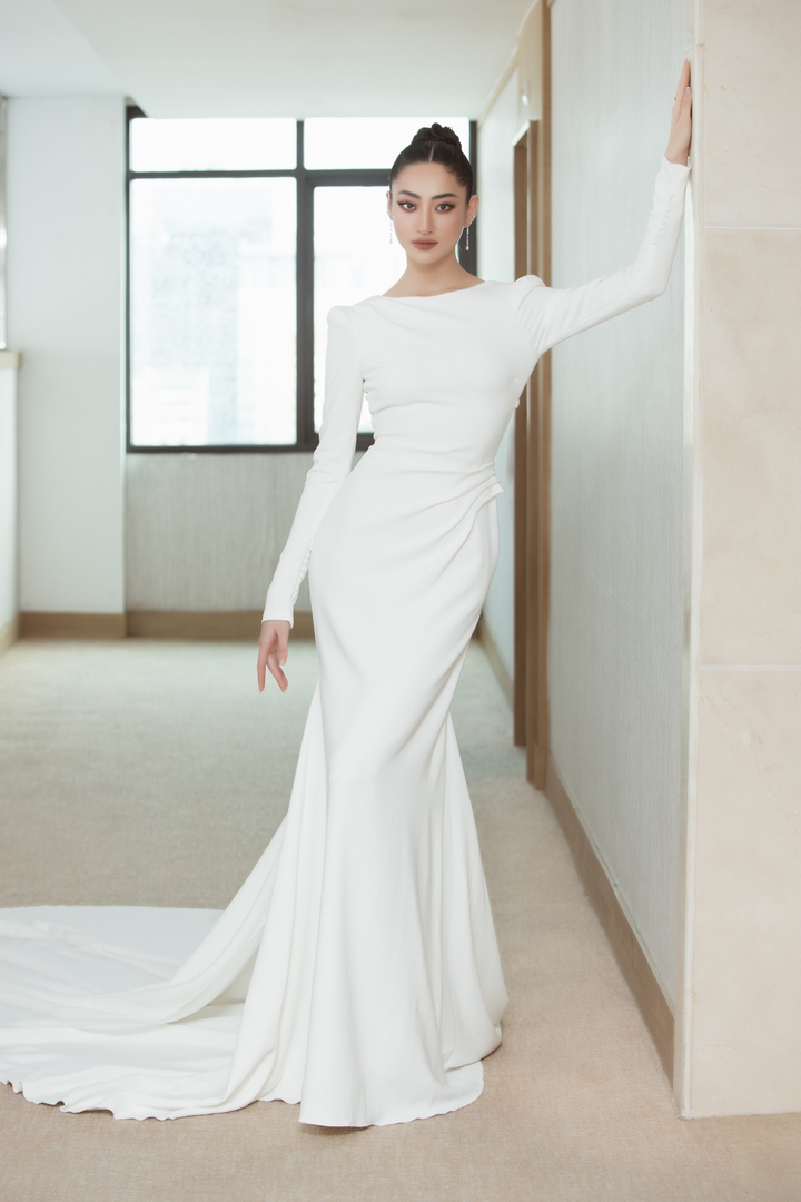 Hoa hậu Lương Thùy Linh đội vương miện 3 tỷ đồng, diện váy cưới 6.000 USD - 4