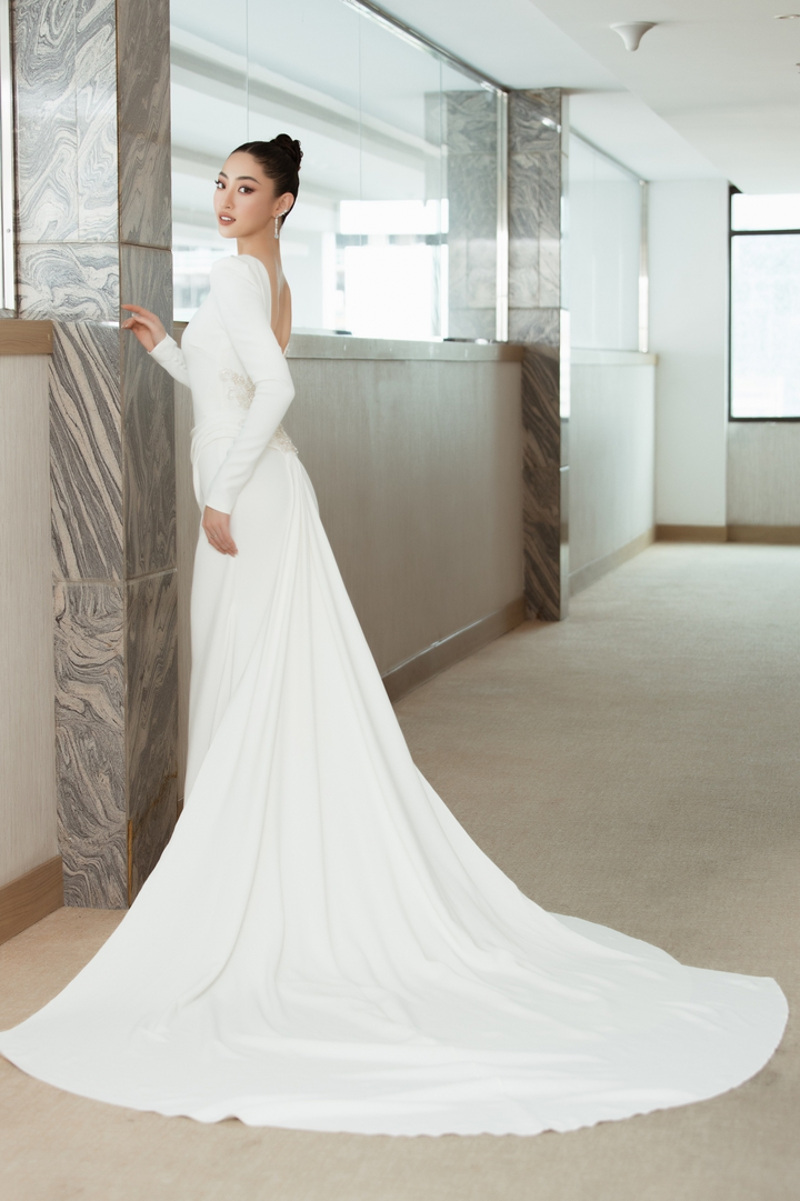 Hoa hậu Lương Thùy Linh đội vương miện 3 tỷ đồng, diện váy cưới 6.000 USD - 2