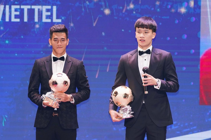 Hoàng Đức vượt Quang Hải, hay nhất bóng đá Việt Nam 2021 - 1
