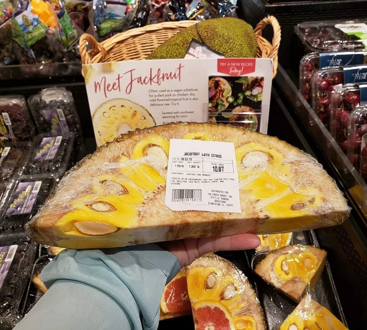 Khó tin các món hàng kỳ quặc bày bán ở siêu thị: Từ lá bàng cho tới gián sấy - 6