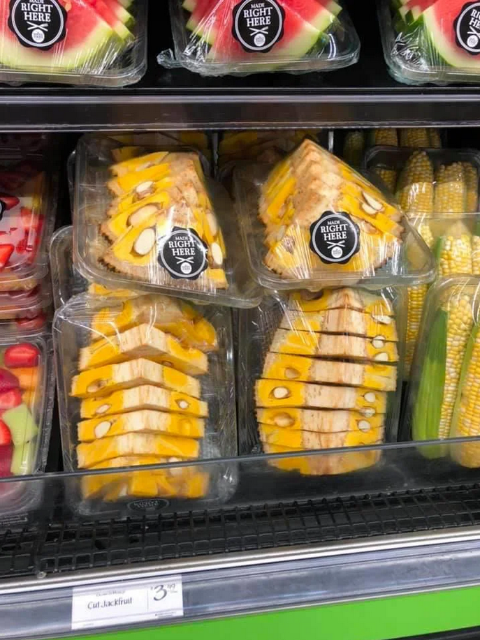 Khó tin các món hàng kỳ quặc bày bán ở siêu thị: Từ lá bàng cho tới gián sấy - 7