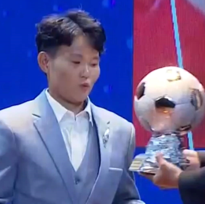 '50 sắc thái' trái ngược của 2 gương mặt gây sốt lễ trao giải Quả bóng vàng - 9