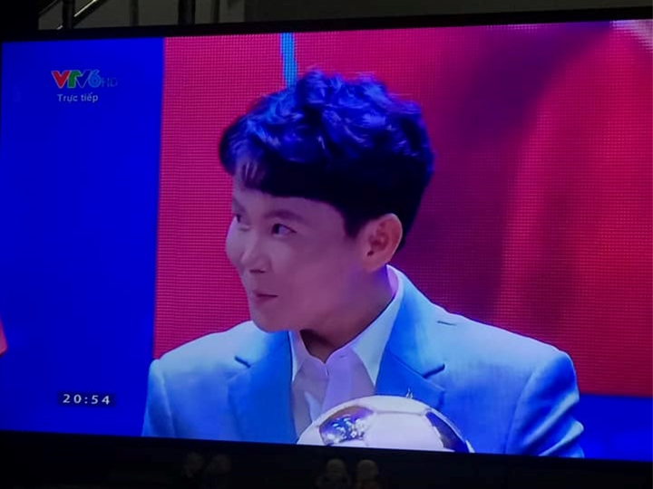 '50 sắc thái' trái ngược của 2 gương mặt gây sốt lễ trao giải Quả bóng vàng - 7