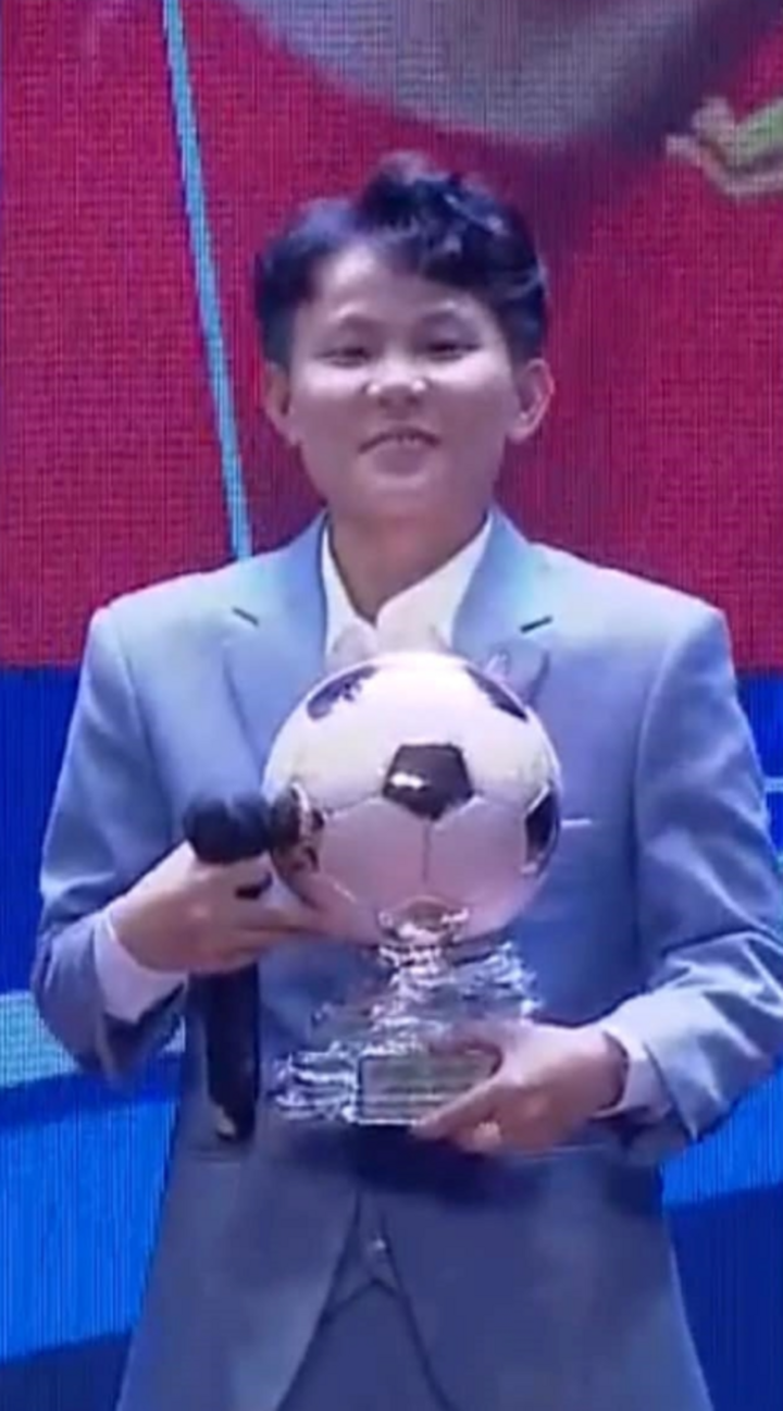 '50 sắc thái' trái ngược của 2 gương mặt gây sốt lễ trao giải Quả bóng vàng - 10