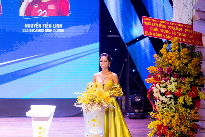 H’Hen Niê khoe vẻ đẹp vương giả khi dự lễ trao giải Quả Bóng Vàng - 7