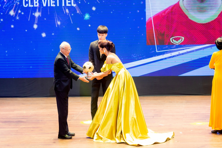 H’Hen Niê khoe vẻ đẹp vương giả khi dự lễ trao giải Quả Bóng Vàng - 8