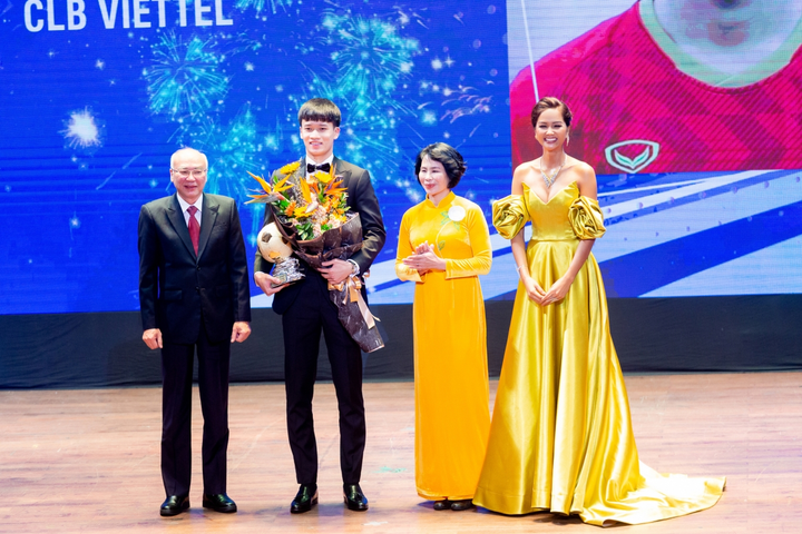 H’Hen Niê khoe vẻ đẹp vương giả khi dự lễ trao giải Quả Bóng Vàng - 9