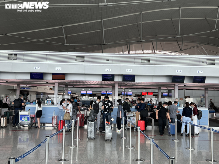 Ảnh: Sau 3 ngày mở lại toàn bộ đường bay, ga quốc tế Tân Sơn Nhất vắng khách - 5