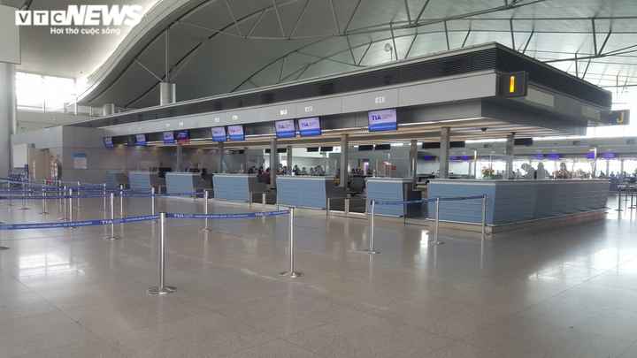 Ảnh: Sau 3 ngày mở lại toàn bộ đường bay, ga quốc tế Tân Sơn Nhất vắng khách - 3