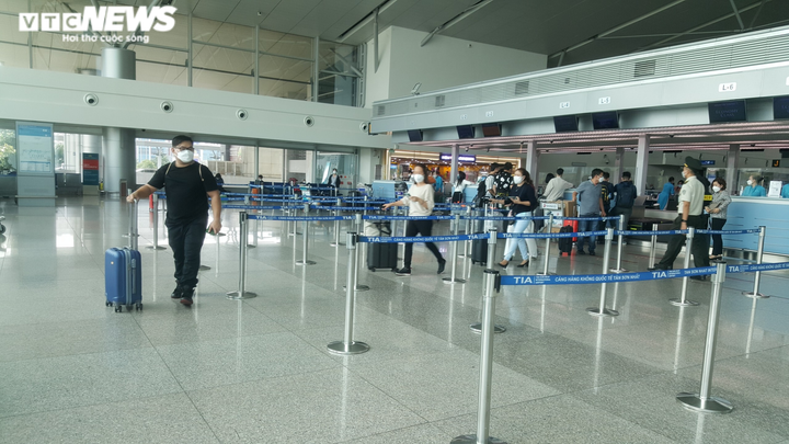 Ảnh: Sau 3 ngày mở lại toàn bộ đường bay, ga quốc tế Tân Sơn Nhất vắng khách - 8